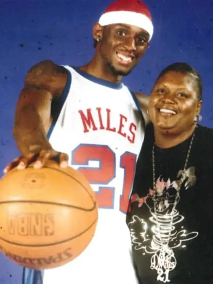 Imani_Nichelle's tweet photo. Met an NBA legend today 🏀
Standing next to Darius Miles and hearing his story was a reminder that greatness leaves a lasting impact.
🔥 Who remembers watching him play?
👇 Drop your favorite Darius Miles moment.
#nbaplayers #majorkey #hamptonva https://t.co/JeG5JLoMQ0