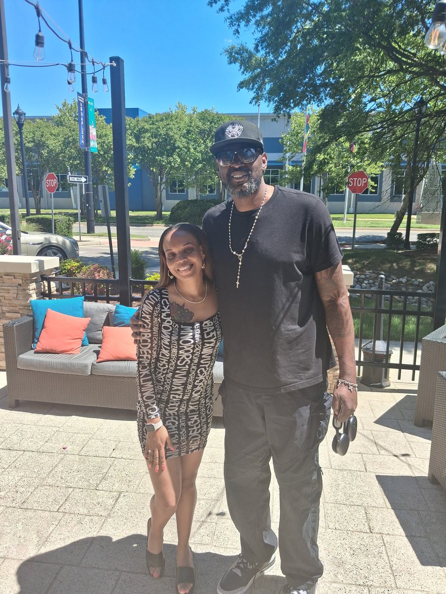 Imani_Nichelle's tweet photo. Met an NBA legend today 🏀
Standing next to Darius Miles and hearing his story was a reminder that greatness leaves a lasting impact.
🔥 Who remembers watching him play?
👇 Drop your favorite Darius Miles moment.
#nbaplayers #majorkey #hamptonva https://t.co/JeG5JLoMQ0