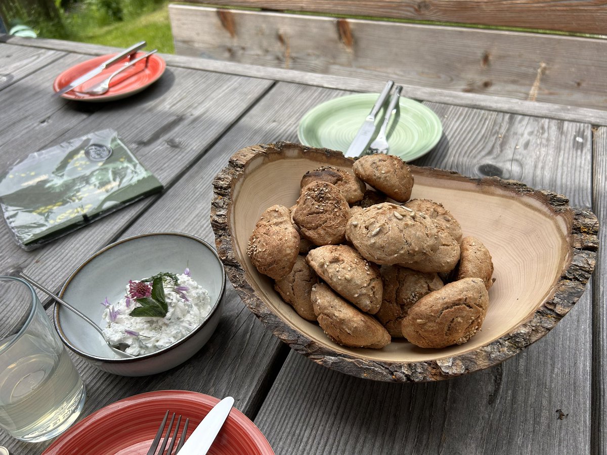 GermanBreadClub's tweet photo. オーストリアに来ています。
ハーブワークショップに参加しハーブディップを作り、アルムのバターと一緒に先生お手製のライ麦パンやスペルト小麦の小型パンをいただきました。
山の空気が美味しさを引き��ててくれました。 https://t.co/LnyAsqVvUL