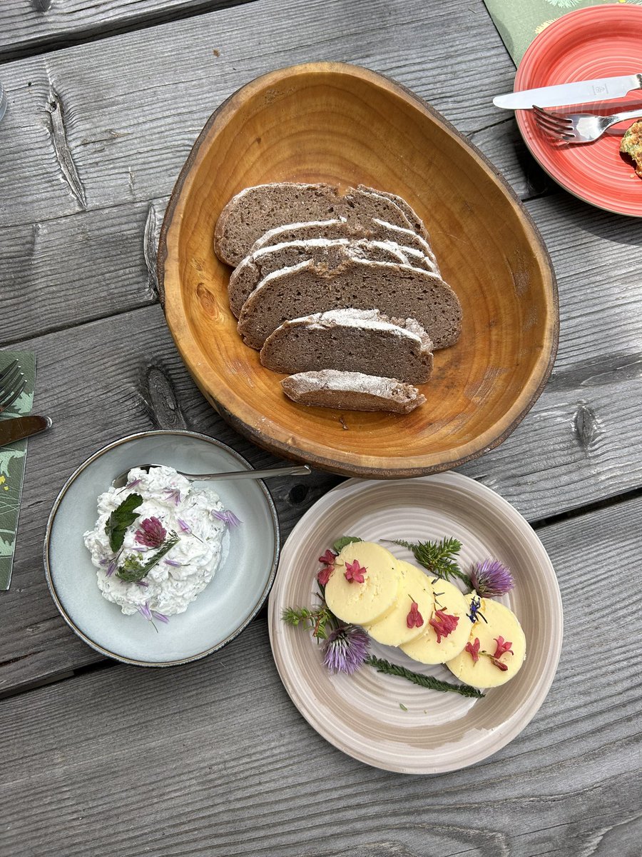 GermanBreadClub's tweet photo. オーストリアに来ています。
ハーブワークショップに参加しハーブディップを作り、アルムのバターと一緒に先生お手製のライ麦パンやスペルト小麦の小型パンをいただきました。
山の空気が美味しさを引き��ててくれました。 https://t.co/LnyAsqVvUL