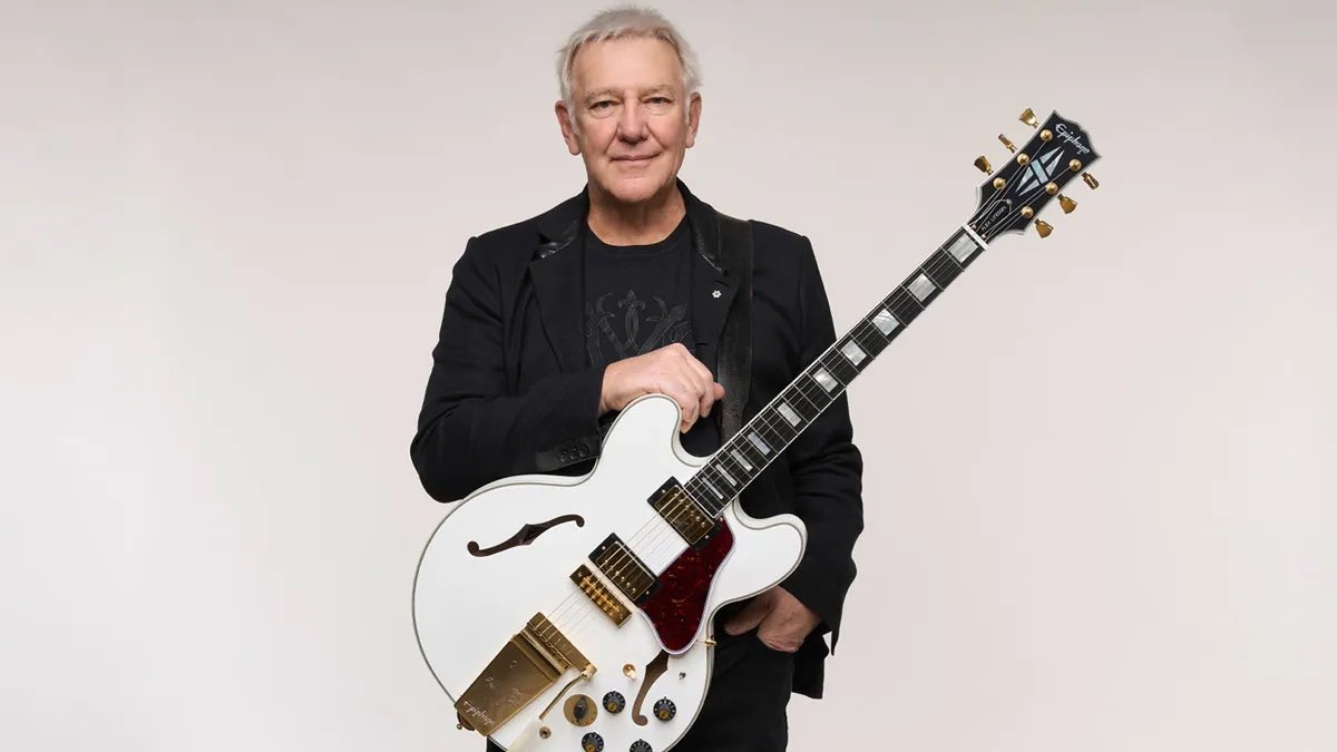 02byjay's tweet photo. Noel Gallagher (Oasis) has Riviera, Slash has Victoria, Kirk Hammett (Metallica) has Greeny, Alex Lifeson (Rush) has Whitey, Tommy Thayer has Electric Blue… and now JAY (ENHYPEN) has Raoul💗🎸

Seeing JAY’s name alongside so many iconic guitarists will never not make me proud🫠💗