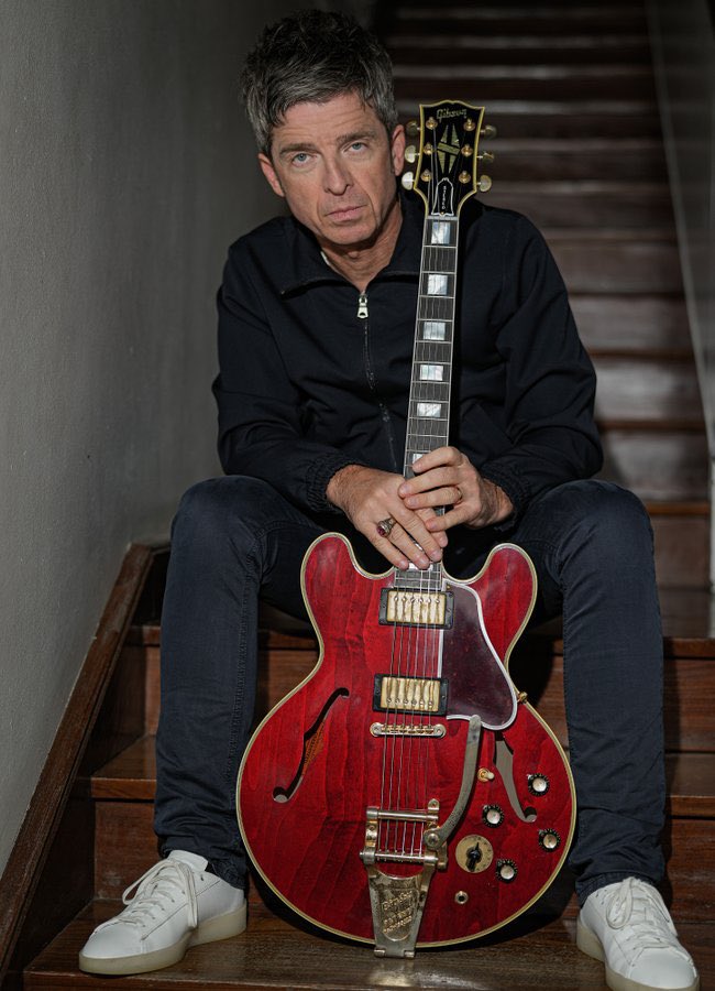 02byjay's tweet photo. Noel Gallagher (Oasis) has Riviera, Slash has Victoria, Kirk Hammett (Metallica) has Greeny, Alex Lifeson (Rush) has Whitey, Tommy Thayer has Electric Blue… and now JAY (ENHYPEN) has Raoul💗🎸

Seeing JAY’s name alongside so many iconic guitarists will never not make me proud🫠💗