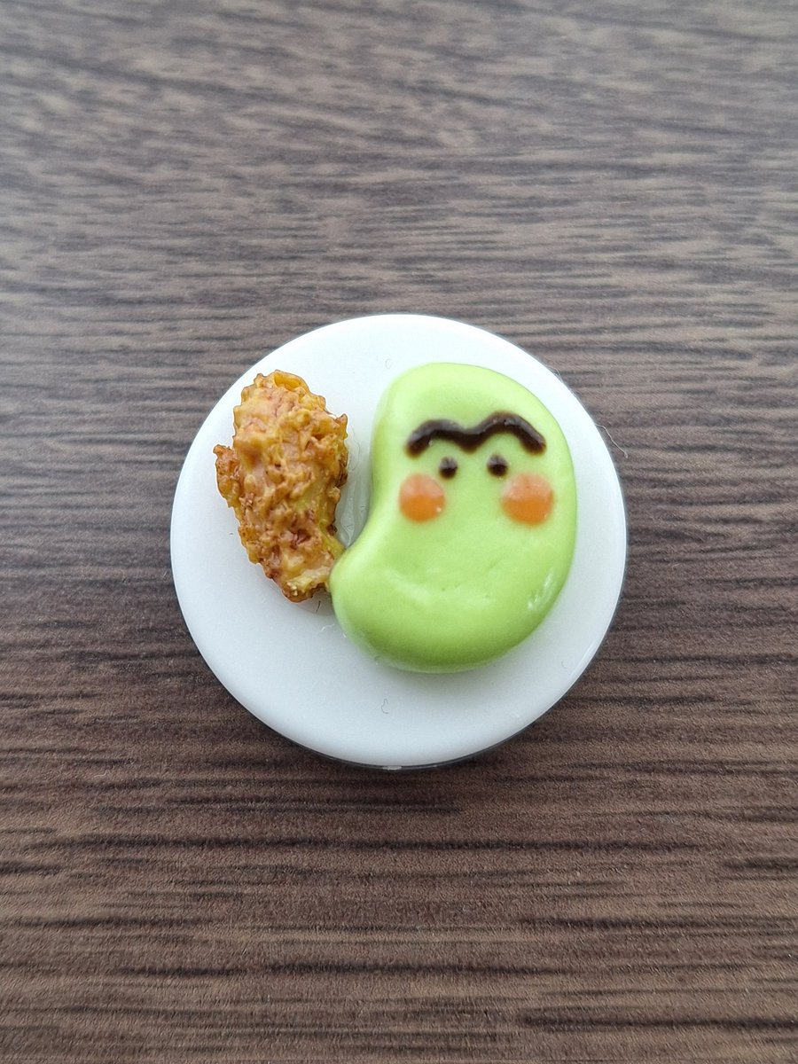 nego_roro's tweet photo. まゆげ豆くんと相棒のフライドチキン🍗　

樹脂粘土で作ったマグネットです☺️

#ハンドメイド　#minne https://t.co/PFrwMk4pvn