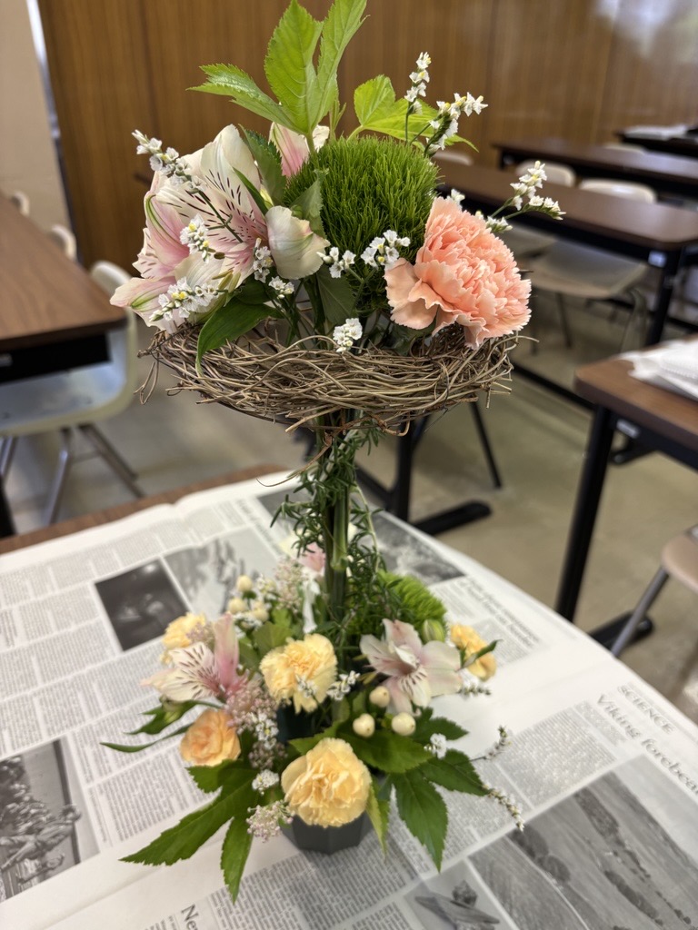 Atomi_Chiiki's tweet photo. #長野県 と #跡見学園女子大学 の連携事業の一環として長野県の花きを使った #フラワーアレンジメント 講座を開催しました🌷

今回は #芸術芸能実習 #華道 を履修中の学生20名が#トピアリー型 のアレンジメントに挑戦。
とても素敵に仕上がりました🥰

#地域交流
#全農長野
#銀座NAGANO
#花育事業 https://t.co/FF7qPk0Iiz