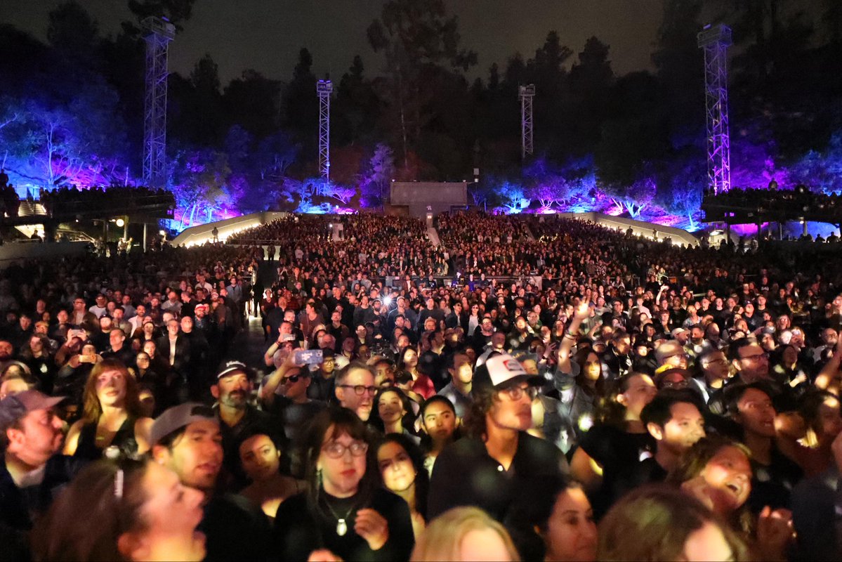 Metric's tweet photo. All the love for LA ❤️‍🔥

📸 @thecobrasnake https://t.co/FHYRWJTYei