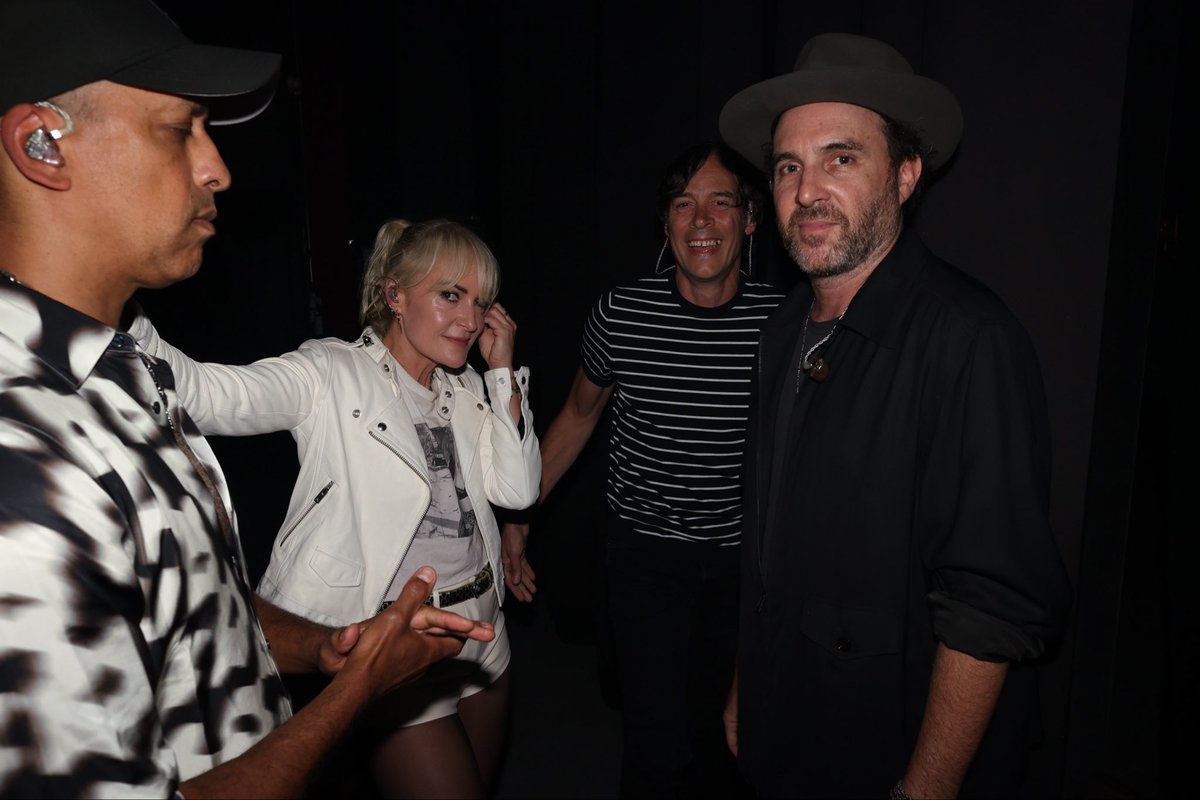 Metric's tweet photo. All the love for LA ❤️‍🔥

📸 @thecobrasnake https://t.co/FHYRWJTYei