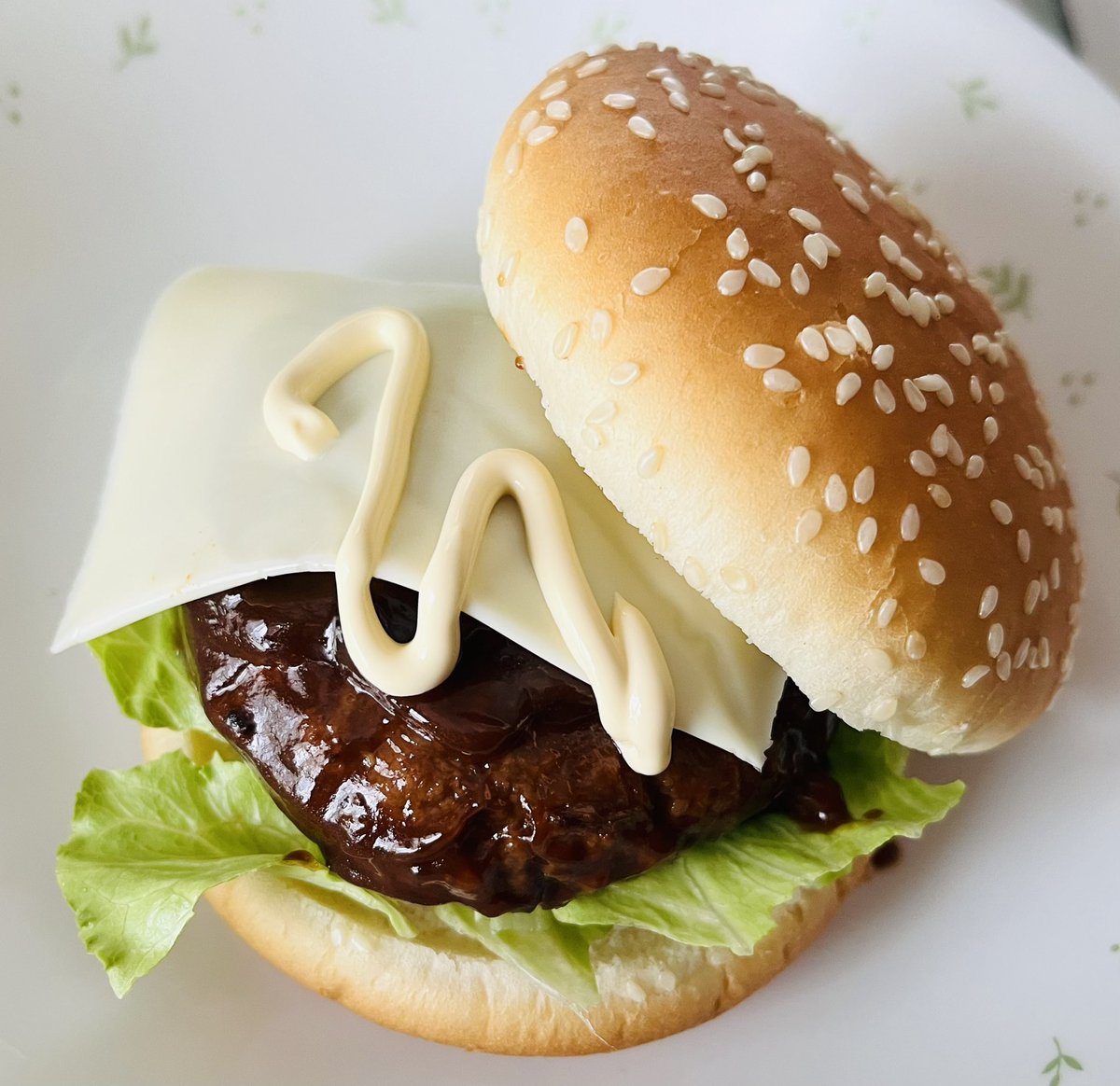 icd0192's tweet photo. @HirokaStarmarie @kishita_nozomi   ＠starmarie_hamu   @youminss @m_sayuri_s
今日のメニューーーーーーーーーーーーーーー
ハンバーガー🍔(フジパンごま付きバンズ)
  ベーコンレタスコロッケバーガー
  テリヤキチーズバーガー
杏仁豆腐 &amp; ピルクル https://t.co/qx6EElgqlJ