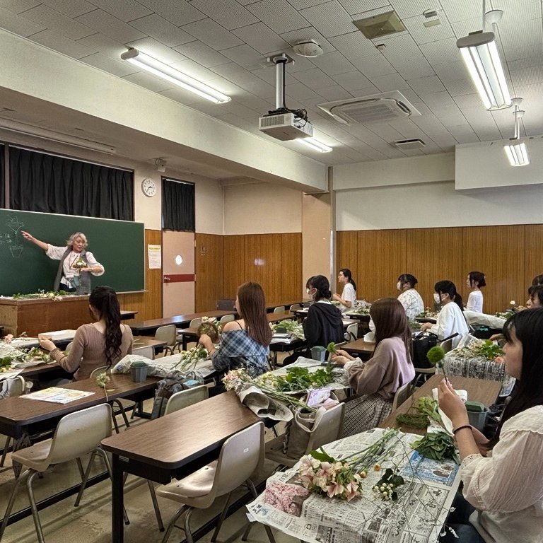 Atomi_Chiiki's tweet photo. #長野県 と #跡見学園女子大学 の連携事業の一環として長野県の花きを使った #フラワーアレンジメント 講座を開催しました🌷

今回は #芸術芸能実習 #華道 を履修中の学生20名が#トピアリー型 のアレンジメントに挑戦。
とても素敵に仕上がりました🥰

#地域交流
#全農長野
#銀座NAGANO
#花育事業 https://t.co/FF7qPk0Iiz