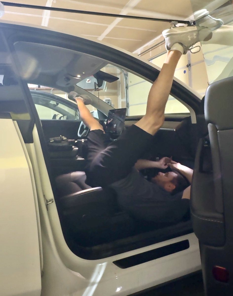 dezmondOliver's tweet photo. Tesla couldn’t have picked a better location for the cabin air filters. Super easy to change! https://t.co/WNDRTRnGZk
