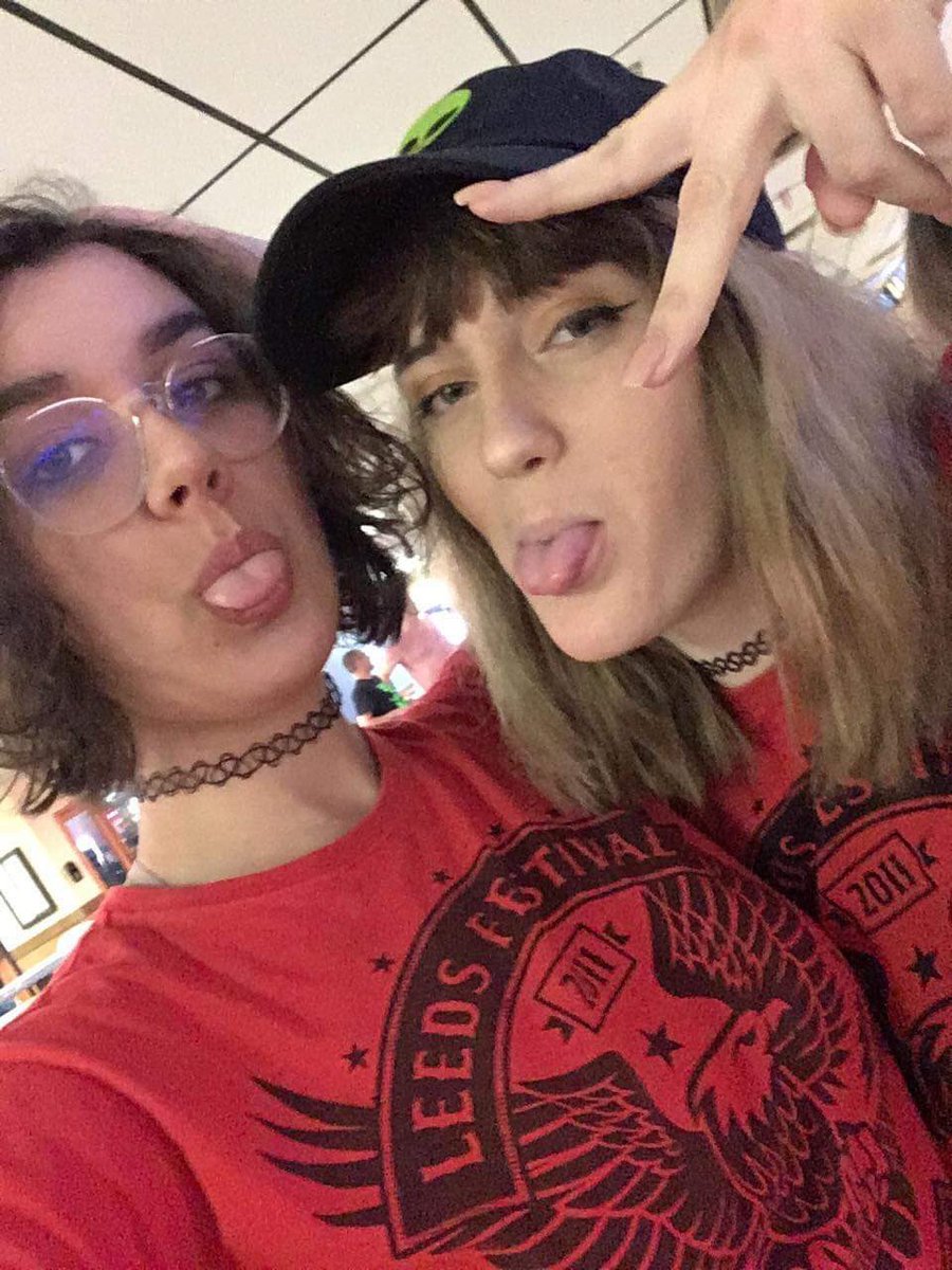 rydingsungs's tweet photo. happy birthday to one of my favourite people to ever exist. to the person who showed me what true friendship really is. to the person who makes the world a brighter place just by simply existing. 

i hope you have a day as wonderful as you are. i love you my lilypie @psykerkhn 💛 https://t.co/uhDnxBZ7pK
