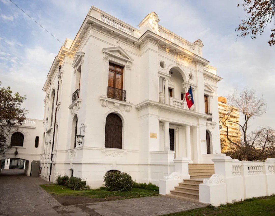 ChichadeManzana's tweet photo. 📍Av. República 590, Santiago 
Embajada de Haití en Chile. 
No sé cómo adquirieron este palacete ni quién lo financia. A nadie le llama la atención? A ninguna autoridad? https://t.co/IDuvgy5JPB