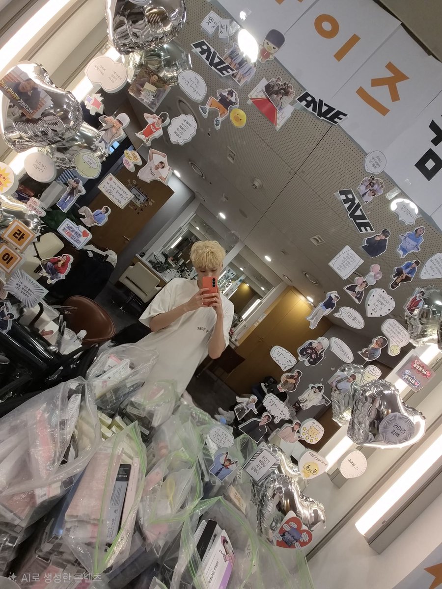 toleesohee's tweet photo. taking a mirror selca in the mcountdown waiting room that’s decorated with riize photos and sweet affirming messages.. riize is soooo loved🤏🏼🥺

also that oversized shirt is EATING him up lmaooo. cute cute cuteee! https://t.co/O19OyNAfGP