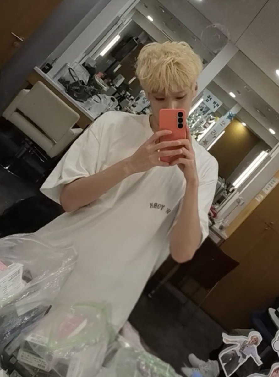 toleesohee's tweet photo. taking a mirror selca in the mcountdown waiting room that’s decorated with riize photos and sweet affirming messages.. riize is soooo loved🤏🏼🥺

also that oversized shirt is EATING him up lmaooo. cute cute cuteee! https://t.co/O19OyNAfGP