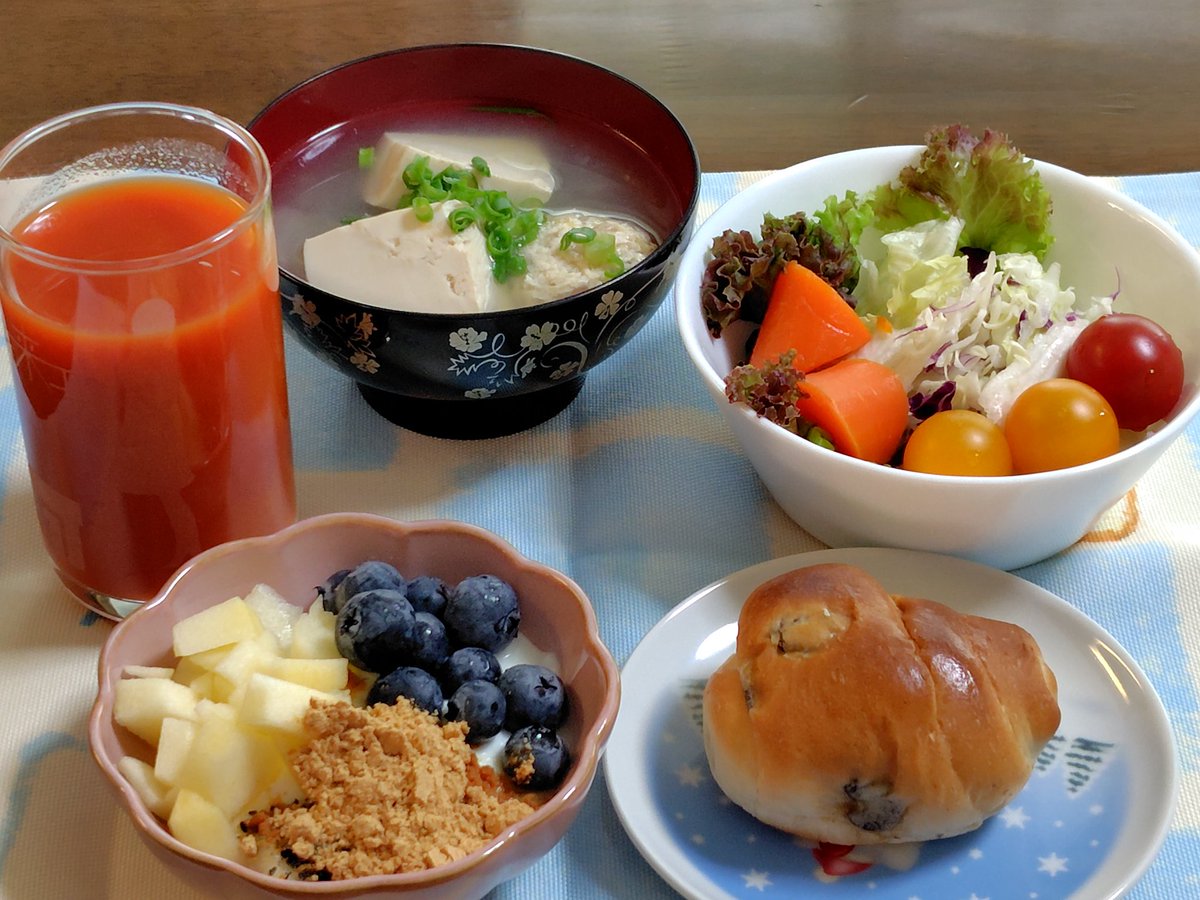 GOPAN_8's tweet photo. こんにちは3日間の朝ごはんと作り置きです😊タンパク質はお豆腐やホタテを汁物に😉大きいサイズの玉ねぎを頂いて在庫がさらに増え食べるのが大忙しです😅作り置きは3種で300円以下🤗

#おうちごはん　#きな粉　#ブルーベリー🫐　#ダイエット　#節約 https://t.co/1VCYw3XFcy