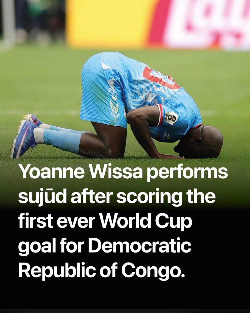 Miss_Halimatu's tweet photo. Yoanne Wissa performs sujūd after scoring the first ever Wold Cup goal for the Democratic Republic of Congo.!❤️🤍✅👏🙏 https://t.co/1EeWlCvSjq