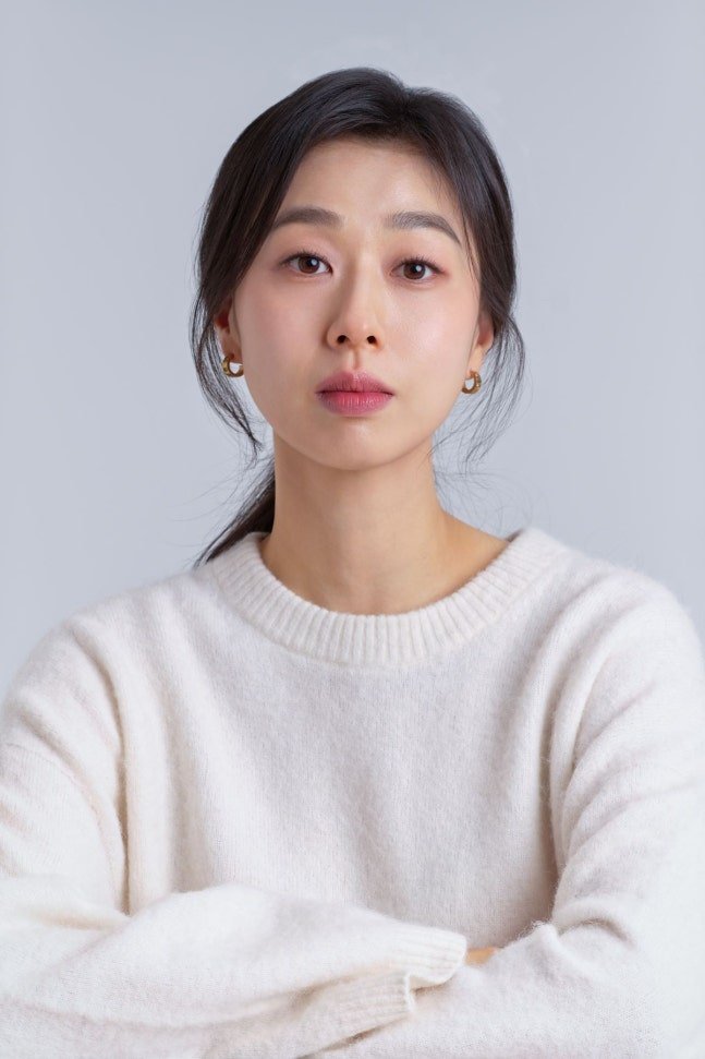 infodrakor_id's tweet photo. Aktris Park Jiyeon (Mamaknya Ujin Teach You A Lesson) merasa respons besar dari drama Teach You A Lesson terasa seperti hadiah yang datang di waktu yang tepat 

Park Jiyeon lagi ada di titik paling bersinar dalam kariernya setelah 21 tahun berakting. Tapi siapa sangka, di balik kesuksesan besar lewat True Education, dia ternyata sempat ada di fase di mana dia meragukan dirinya sendiri.

Lewat perannya sebagai Lee Jiyoung, ibunya Ujin yang super protektif dan bikin emosi penonton naik turun, nama Park Ji-yeon langsung ramai dibicarakan. Episode 5 jadi salah satu episode paling heboh, dan berkat karakter ini followers ignya naik sampe 3 kali lipat sampe DM dan komentar berdatangan terus.

Dia cerita kalau sekarang baru benar-benar merasakan seberapa besar dukungan orang-orang. Bahkan saat pakai masker di luar pun masih ada yang mengenalinya. Tapi di balik rasa senang itu, dia juga mengaku agak takut karena merasa, Emang aku pantas ya dapat perhatian sebesar ini?"

Saking banyaknya pesan yang masuk, dia sampai nggak bisa fokus baca naskah. Tiap buka HP isinya komentar, DM, dan kiriman dari orang-orang. Sampai akhirnya suaminya, Hwang Sang-kyung, yang bantu matikan notifikasi dan ngingetin dia buat fokus ke pekerjaannya.