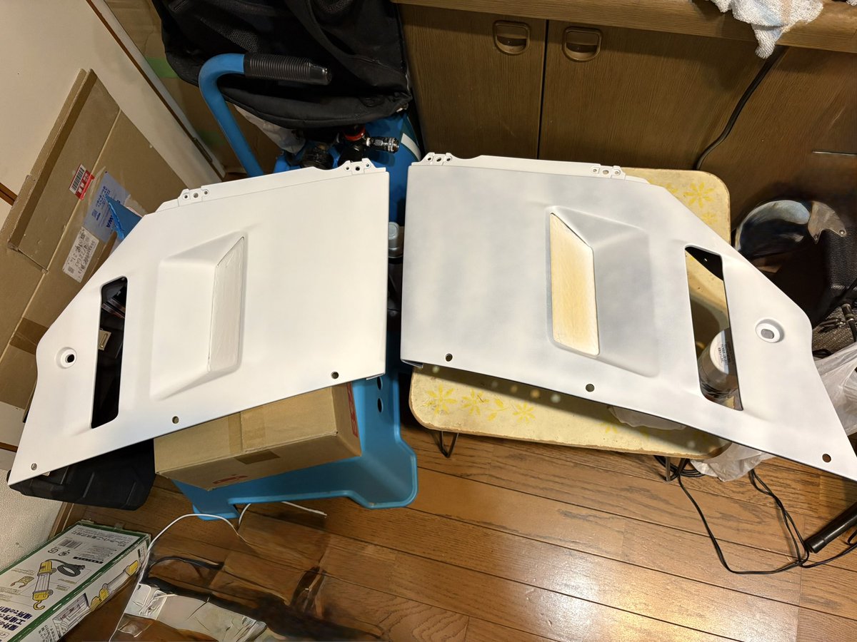 hyper_cowboy's tweet photo. 途中で頓挫していたバイクの塗装もまた始めてます。フロントのミドルカウルにプラサフ吹きました。左は3度吹き。次は着色。右のは2度吹きであともう一回。これからの季節、外で吹くと虫がへばりついちゃって🦟😓　#バイク塗装 https://t.co/QnRr7WLxe3