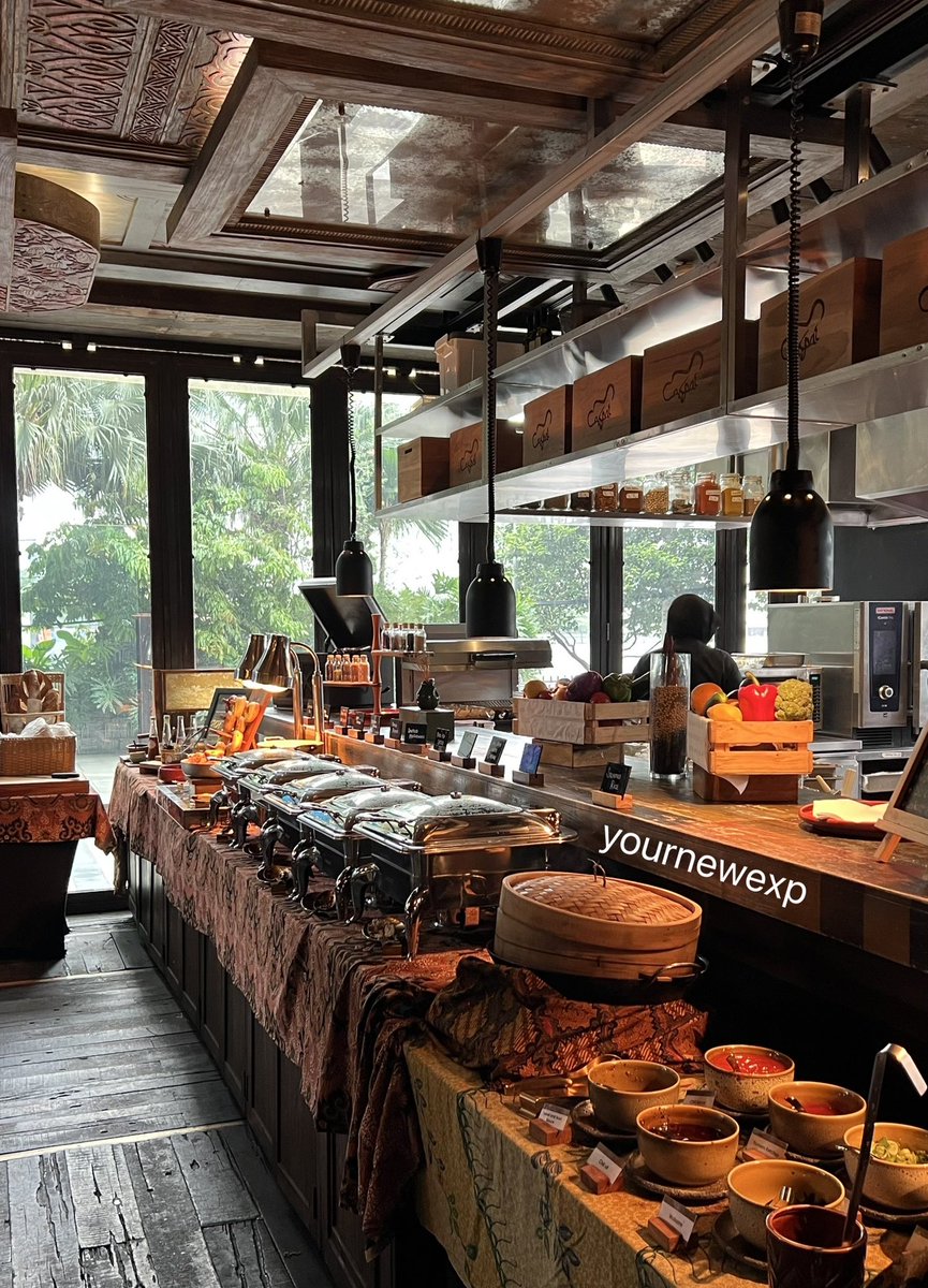 yournewexp's tweet photo. Breakfastnya ga banyak banget pilihan, tapi semuanya enak &amp; bahan premium sih. Suka bgt sama smoke duck &amp; salmon sashimi nya. https://t.co/3qsVl9n0ph