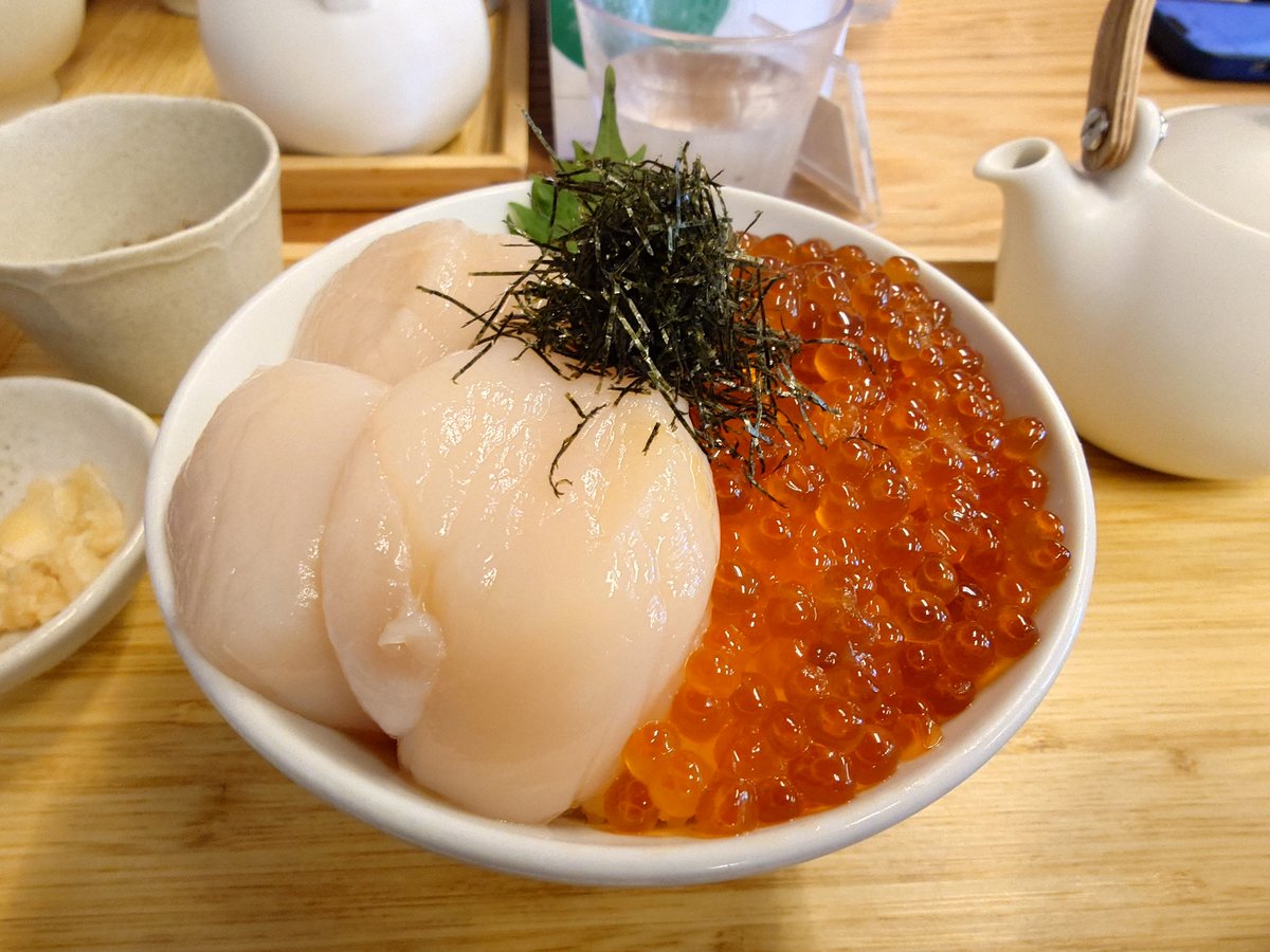 yspmitaka's tweet photo. 本日は第三木曜日にて定休日です。
北海道ツーリング組は最東端、納沙布岬に向かっています。
お昼はホタテイクラ丼❗これぞ北海道😆 https://t.co/sifrASJXRO