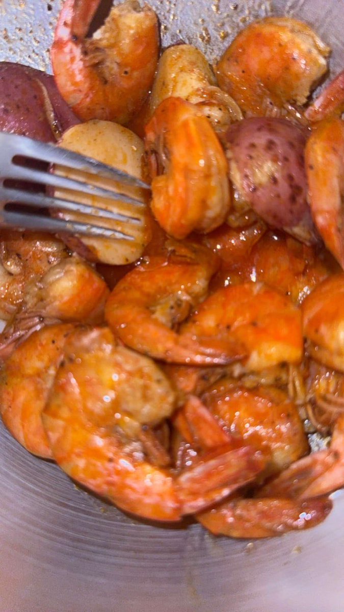 laVellee19's tweet photo. fighting for my life against a shrimp tail 😂 https://t.co/ryjnNcgzPG