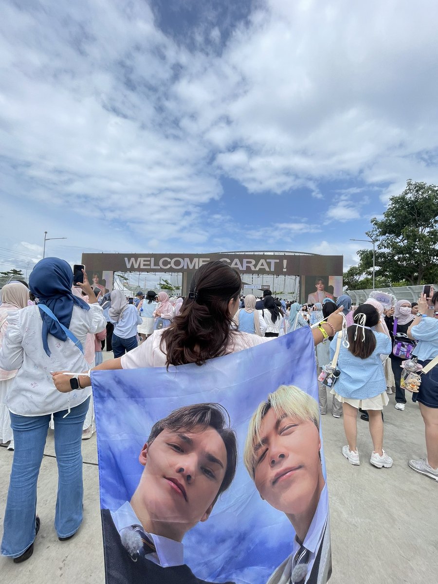 bluedillies's tweet photo. @eyesongyu13 meanwhile gw pas konser kmrn https://t.co/VuOhg4QIsL
