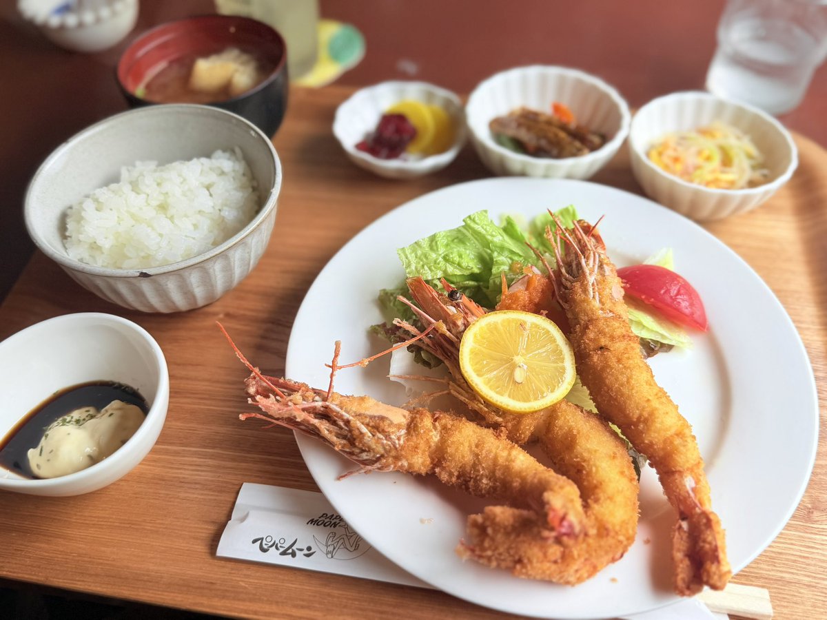 akami2222's tweet photo. 今日はペーパームーンでお昼
大海老フライ定食🦐にレモンスカッシュ🍋旦那はカツカレー大盛り🍛
食べ応え抜群の海老フライ最高！！美味しかった〜！！！ https://t.co/nPd0i3zSNU