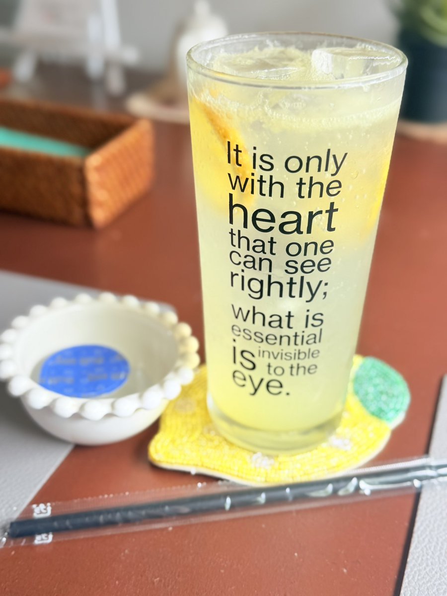 akami2222's tweet photo. 今日はペーパームーンでお昼
大海老フライ定食🦐にレモンスカッシュ🍋旦那はカツカレー大盛り🍛
食べ応え抜群の海老フライ最高！！美味しかった〜！！！ https://t.co/nPd0i3zSNU