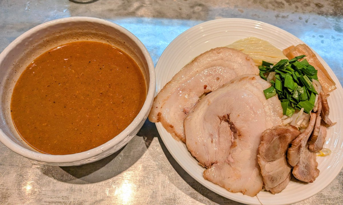 Uji773's tweet photo. #麺やまらぁ
冷やし担々麺大盛り味玉
平日ランチライス
チャーシュー味噌つけ麺
先日、森高千里さんのコンサート会場で
「やまらぁさんの冷やし担々麺、とても美味しかったです!」
声をかけてくださった方がいました😊
天候的にヒット曲の雨が脳内再生されていましたが
味はロックな雨で美味でした！ https://t.co/IM0pCtUurG
