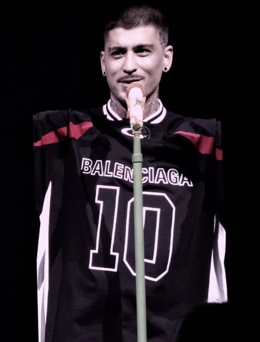 GABBOKILAM's tweet photo. A sensitive topic: Zayn wearing jerseys https://t.co/Y4iNxVwAtO