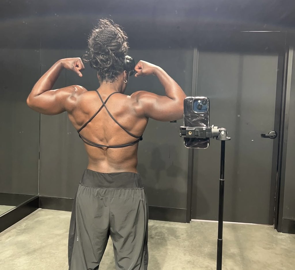 DailyGymCrush's tweet photo. #ebony #gym #musculargirl https://t.co/Fi4i9bEblH