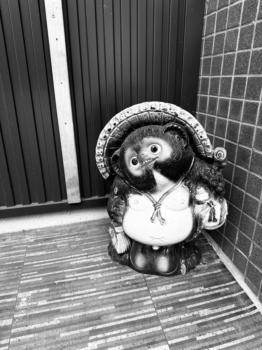 HiroTakeuchi's tweet photo. Black and gray photo.
#blackandgrayphoto
#monochromephoto
#tanukistatue
#raccoondogfigurine
#milkdeliverybox
#milkbox
#capsuletoymachine
#capsuletoys
#たぬきの置き物
#レトロ看板
#牛乳受け箱
#白黒写真 https://t.co/DNmURCLJSH
