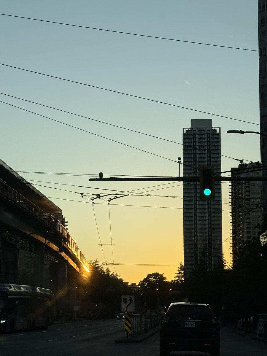 LifeVancouver's tweet photo. 今夜9時過ぎのバンクーバーの空です。 https://t.co/ClGJoG4UkY