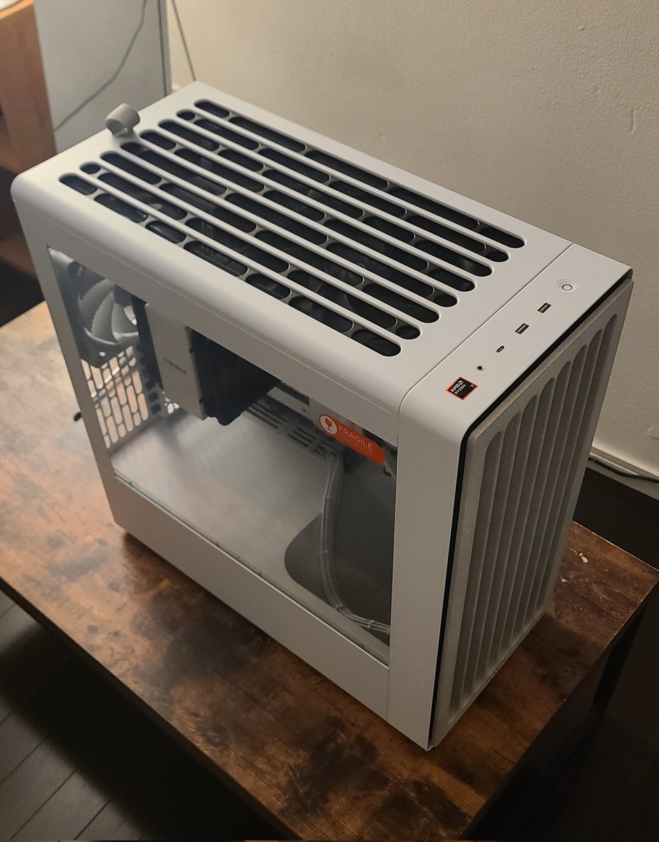 coropi6's tweet photo. クソGALLERIA卒業して自作PC組んだ！
中身は9800X3D 5070Ti 

←Before   After→ https://t.co/SKBm5k8nXO
