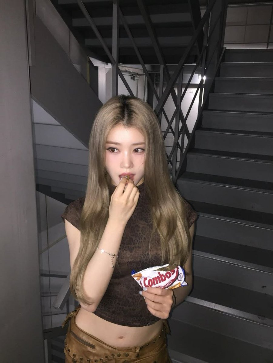 xiaotimg's tweet photo. Cheese crackers, anyone? https://t.co/1aU7JCJazh
