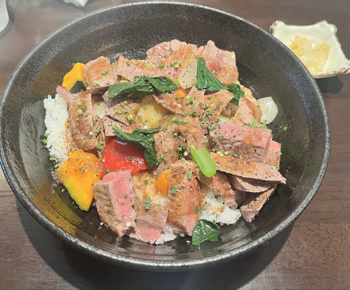 Sloter_X's tweet photo. 下関出張終わり
これから愛知へ😊

その前に駅前の肉肉食堂USAGIの
ステーキ丼（税込1400円）
いただきます😋 https://t.co/FXgkXTK4r8