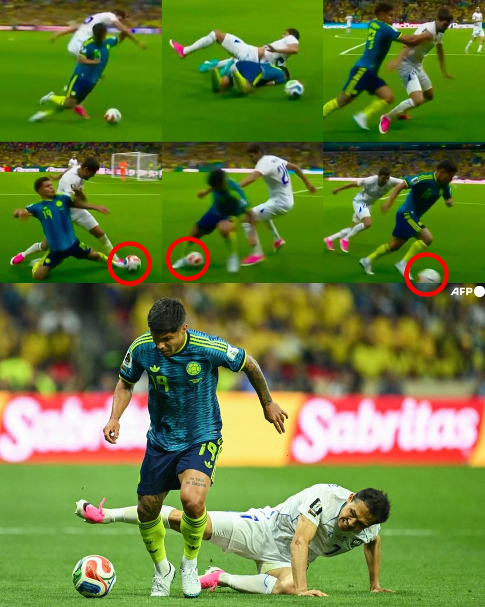 InvictosSomos's tweet photo. Así se lucha por una pelota en la Copa del Mundo, cabrones. Lo tiraron y lo arrollaron, pero no se quedó en el césped para reclamar falta. Se puso de pie, recuperó el balón, giró, sacó a bailar al rival y terminó poniendo una ASISTENCIA HERMOSA. Todo esto al MINUTO 90+8 cuando Colombia ya tenía el triunfo en la bolsa. Qué manera de salir a comerse el campo. LOS HUEVOS DEL CUCHO HERNÁNDEZ.