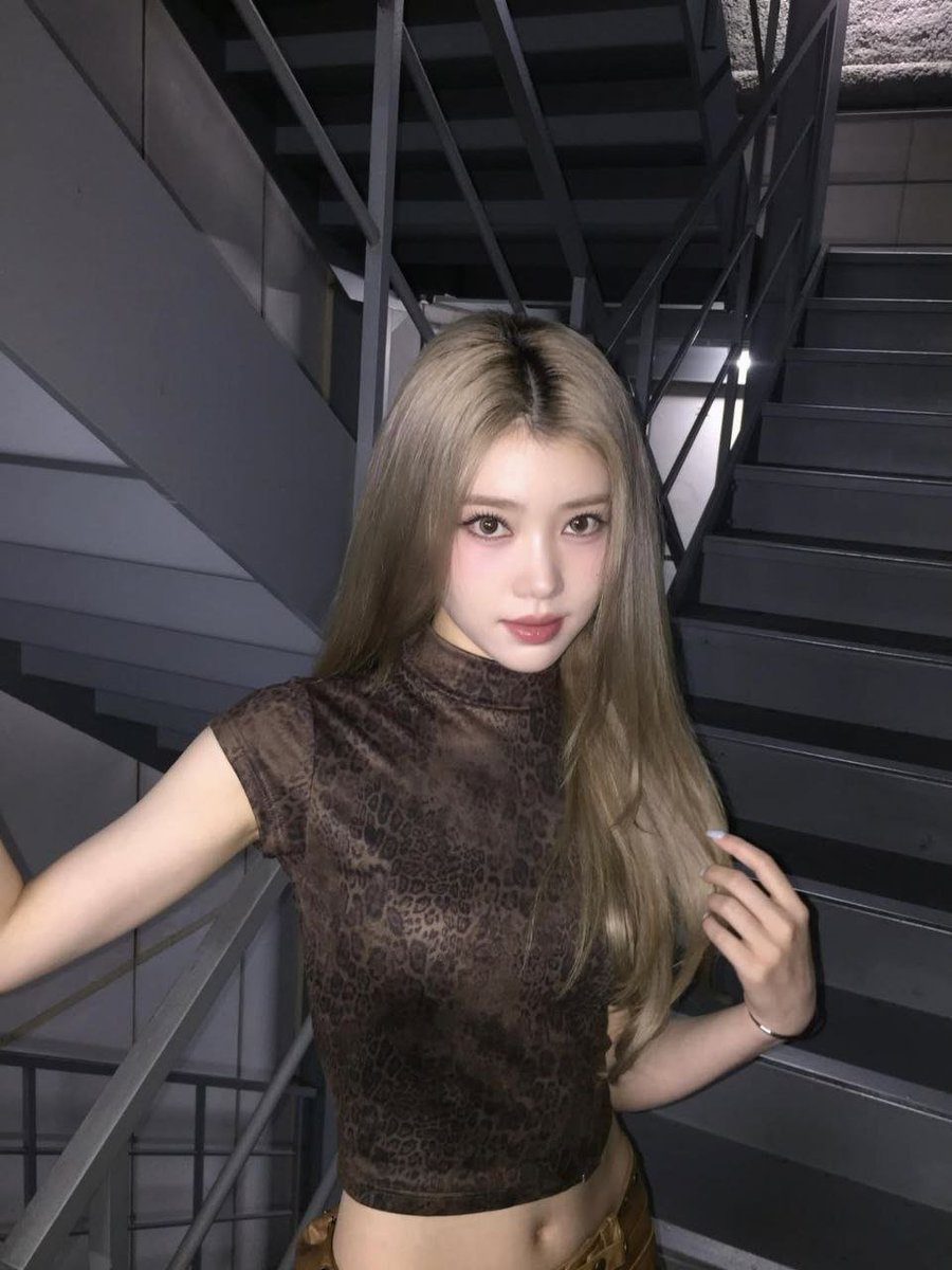 xiaotimg's tweet photo. They told me to take the stairs, but they didn't say I couldn't stop for a photo first! https://t.co/ZDUdxIHimY