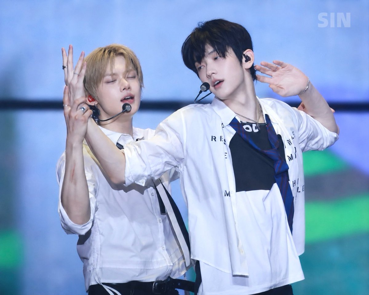 ra1sin81's tweet photo. 260617 🐰🦊

#수빈 #SOOBIN
#연준 #YEONJUN 
#txt  #TOMORROW_X_TOGETHER 
#투모로우바이투게더 https://t.co/7RkasMPhVe