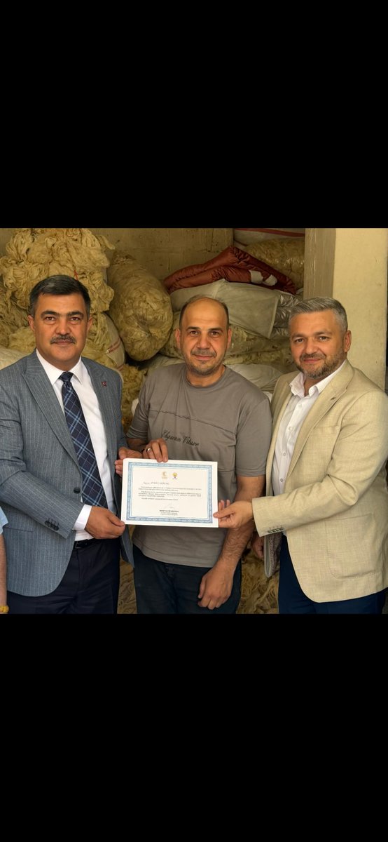 MustafaGulenler's tweet photo. 📍Beyazlar Mahallesi – Zeki Çakmak
Cumhurbaşkanımız Sayın Recep Tayyip Erdoğan’ın AK Parti ailemize ve bizlere yol arkadaşlığı yapan mahalle başkanlarımıza göndermiş olduğu sertifikayı, İlçe Başkanımız Sayın Mehmet Tiryaki ile Mahalle Başkanımıza takdim ettik.
@abuyukgumus https://t.co/wUvNYoFHs4