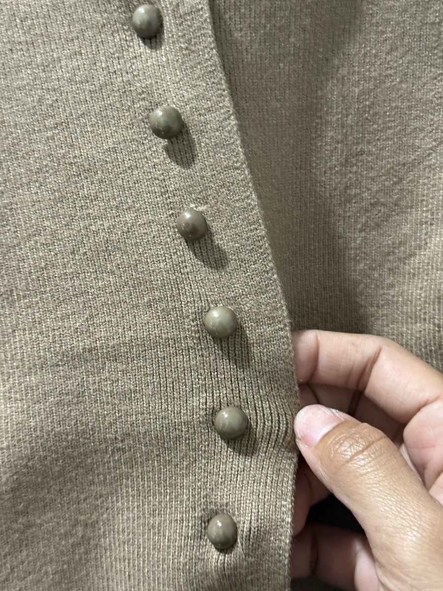 criesforjeno's tweet photo. WTS Beatrice Clothing Junia Knit Blouse - Atasan Wanita | Pakaian Wanita | Baju Atasan Wanita Lengan Pendek

🏷️ 120K
✏️ Warna : Camel, size S-M
🧵 Kondisi: no minus di baju, tapi warna kancing ada yang mengelupas

🤍 DM kalau mau! https://t.co/hLovHXjnRQ