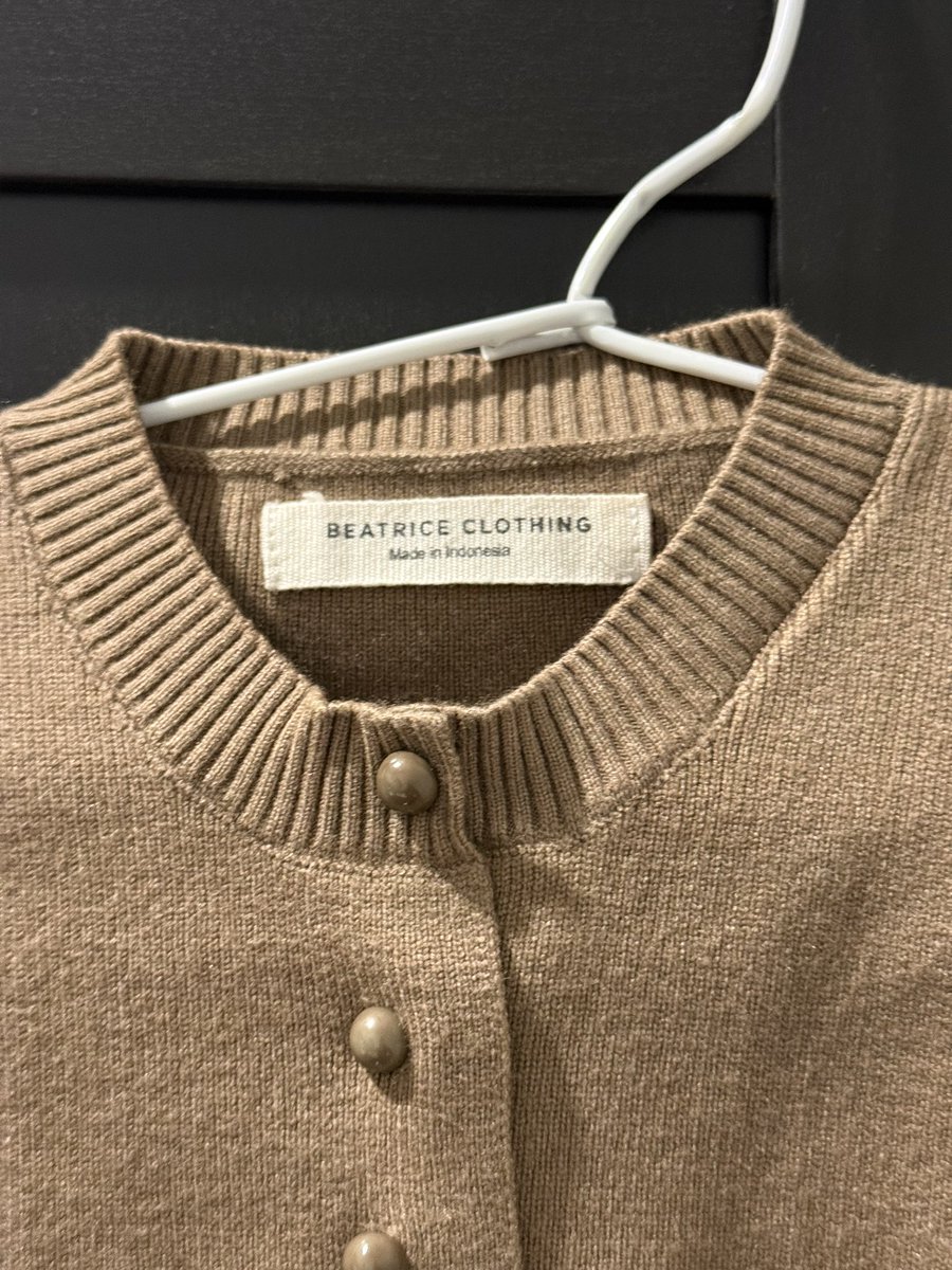 criesforjeno's tweet photo. WTS Beatrice Clothing Junia Knit Blouse - Atasan Wanita | Pakaian Wanita | Baju Atasan Wanita Lengan Pendek

🏷️ 120K
✏️ Warna : Camel, size S-M
🧵 Kondisi: no minus di baju, tapi warna kancing ada yang mengelupas

🤍 DM kalau mau! https://t.co/hLovHXjnRQ