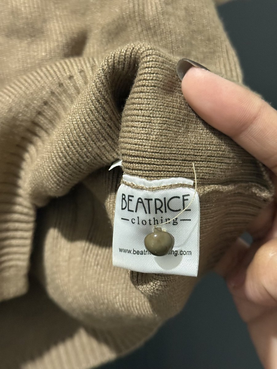 criesforjeno's tweet photo. WTS Beatrice Clothing Junia Knit Blouse - Atasan Wanita | Pakaian Wanita | Baju Atasan Wanita Lengan Pendek

🏷️ 120K
✏️ Warna : Camel, size S-M
🧵 Kondisi: no minus di baju, tapi warna kancing ada yang mengelupas

🤍 DM kalau mau! https://t.co/hLovHXjnRQ