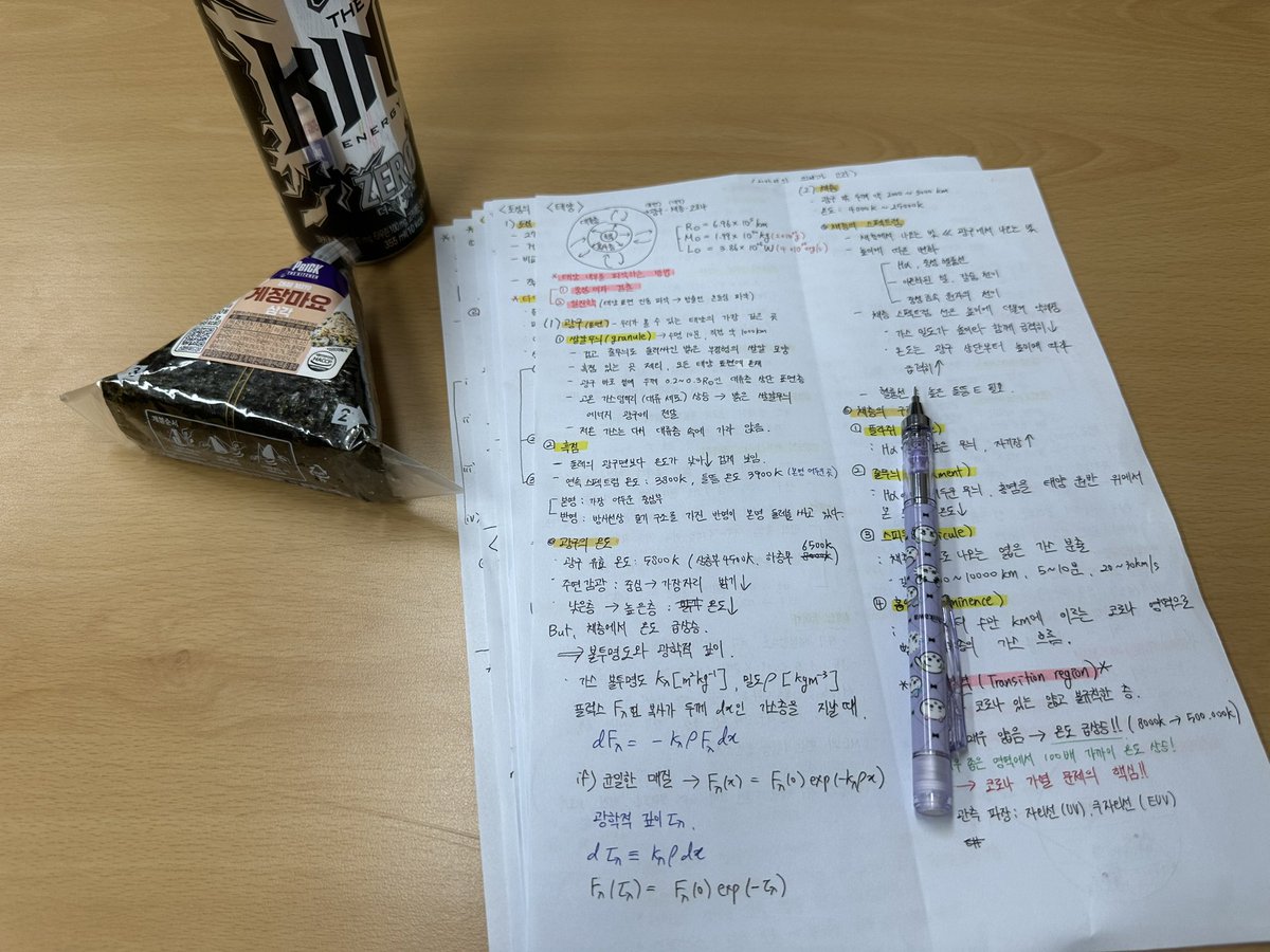 dukssam's tweet photo. 아무도 없는 강의실에서,, https://t.co/6TDGIBAG2w