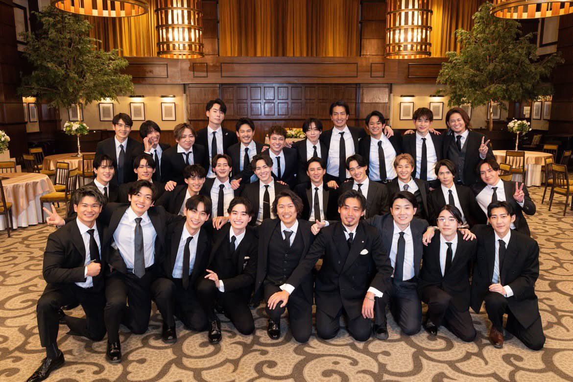 neetcon2023's tweet photo. この立ち位置っていつ頃の撮影で、どうやって決めたんだろうね。。

なちょの最後の婚約者、センターに来るってすごくない？

#時計じかけのマリッジ https://t.co/8rdrGMep01