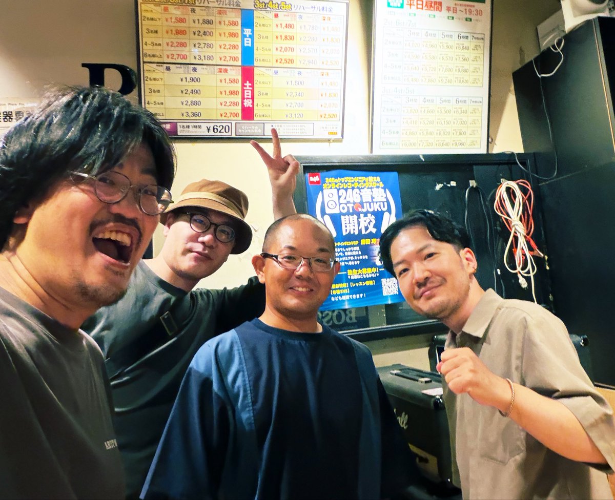 p_the_shiozaki's tweet photo. The Folking Poors(Japan)企画
『無い袖をフルスイング vol.15』開催が迫ってきました！
7/4土曜、扇町para-diceにて
急遽、サポートキーボーディストとして
ロベルト司くんをお迎えすることとなりました。
10年以上来のパラダイスでの大戦友と、共にプレーできるのがチョー楽しみです！
ありがとう！ https://t.co/AIWO7GjWDJ