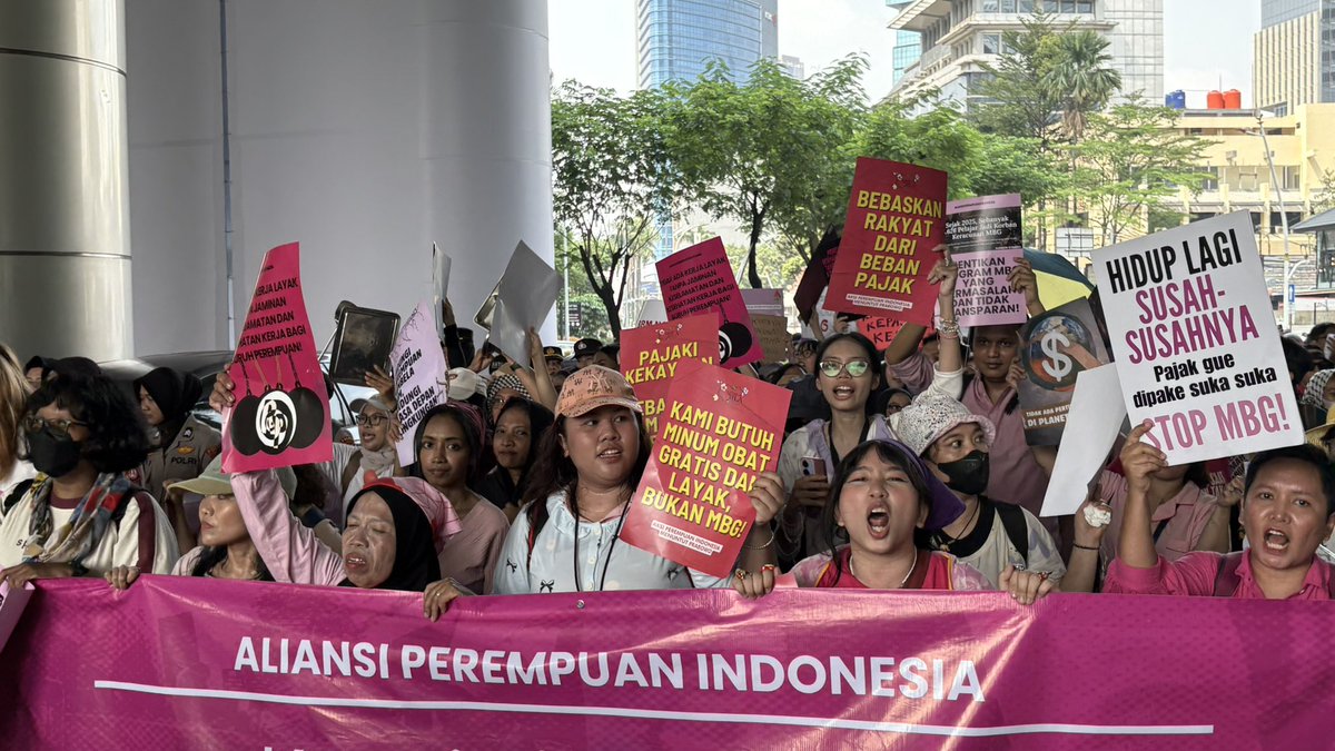 konde_co's tweet photo. RAKYAT BERHAK MARAH!

Aksi Aliansi Perempuan Indonesia (API), Kamis (18/6/2026) hari ini sempat dihalangi oleh aparat saat melakukan aksi long march menuju titik akhir di Jakarta Pusat. Peserta aksi masih terus maju dan membuka blokade jalan ini.

Arah aksi sempat dibuat bingung karena arahan yang tak jelas. Di cuaca yang cukup panas, para perempuan bersatu menyuarakan berbagai keresahan mereka:
-Tolak MBG.
-Wujudkan janji penyediaan lapangan kerja untuk seluruh lapisan masyarakat.
-Turunkan harga, stabilkan ekonomi.
-Hapus perluasan militerisasi dan dominasi aparat.
-Hentikan represi oleh aparat.

Per pukul 11.18 WIB, peserta aksi masih melakukan aksi long march menuju sekitar Sarinah.

Protes adalah hak!🔥🔥

📸Tim https://t.co/7M6NyBtoFY