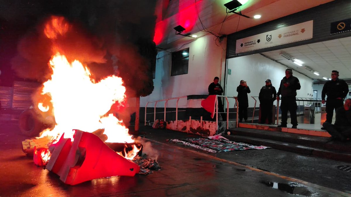 RetaAlMundial's tweet photo. #Ahora | Personas mantienen una concentración frente al #Bunker @FiscaliaCDMX en exigencia de libertad para Luis Fernando Luna Olivares, activista arbitrariamente detenido, torturado y víctima de fabricación de delitos por parte de @GobCDMX y @AlessandraRdlv 

@abrilangel1 https://t.co/pr3aOTeK95