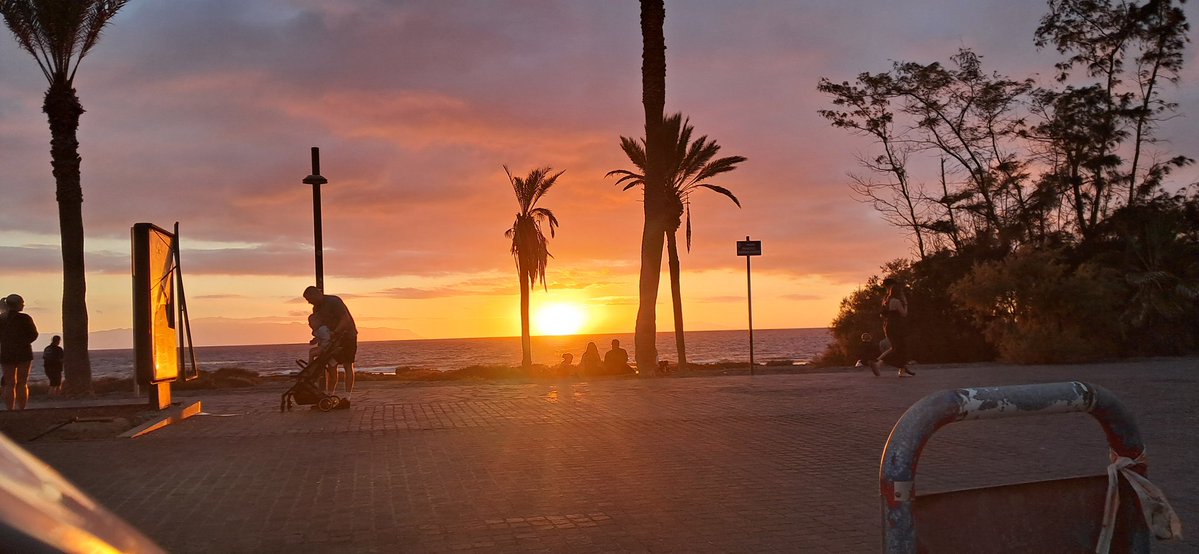 Tony90TF's tweet photo. Mientras tanto, el ocaso de las pasadas noches en algún rincón del mundo se ve tal que así. 🤩🤩🤩🤩🤩🤩🤩 https://t.co/7HKpsv3FBZ