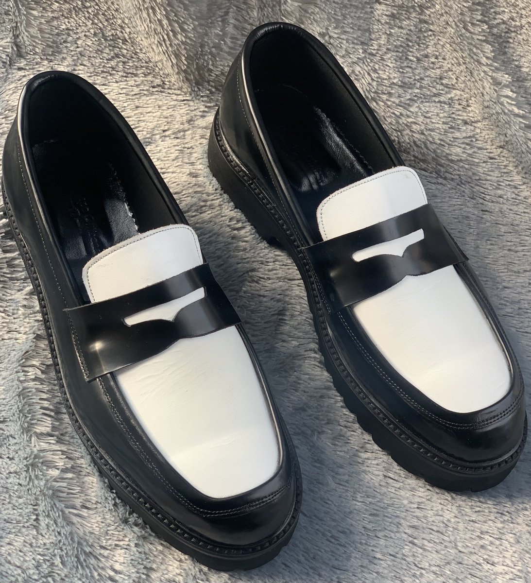 gemyoruba's tweet photo. You need 4 important kind of footwear to be a successful classic man ! 

A pair of Clogs 
A pair of flip flops 
A pair of Loafers shoe 
A pair of Mule 

I make them using pure leathers and make them at affordable prices in the shoe making industry. 

You order while i serve you Quality Assurance shoe products from the comfort of your home 😉

🏷️ 35,000
🏷️ 30,000
🏷️ 45,000
🏷️ 45,000

- 🆓 delivery nationwide 
📍 Lagos state 

{Hand made by Temitope Onibata}
