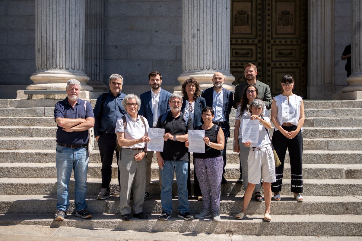 CentreDelas's tweet photo. Ahir des de la campanya 'Desmilitaritzar és Descarbonitzar' vam acompanyar diputades al Congrés a registrar la Proposició No de Llei sobre emissions militars de gasos amb efecte d’hivernacle.

Perquè descarbonitzar també és desmilitaritzar.
https://t.co/ESKwI83dVO

📸@OlmoCalvo https://t.co/nnv5hC3ReT